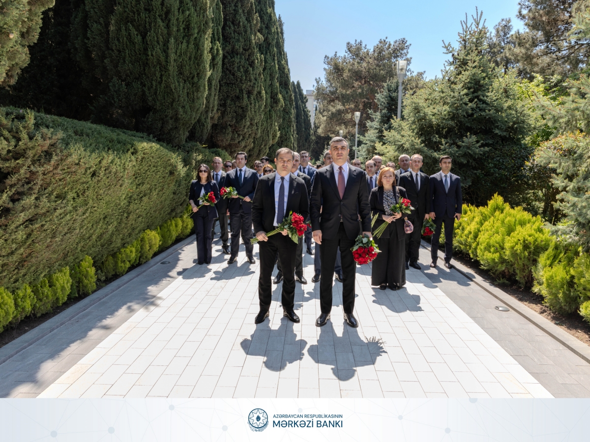 Mərkəzi Bankın rəhbərliyi və kollektivi ümummilli lider Heydər Əliyevin anım günündə Fəxri xiyabanı ziyarət edib