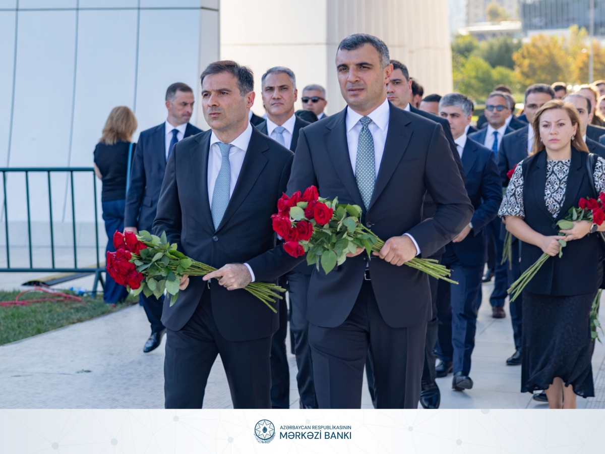 Mərkəzi Bankın rəhbərliyi və kollektivi Anım Günündə Zəfər parkını ziyarət edib